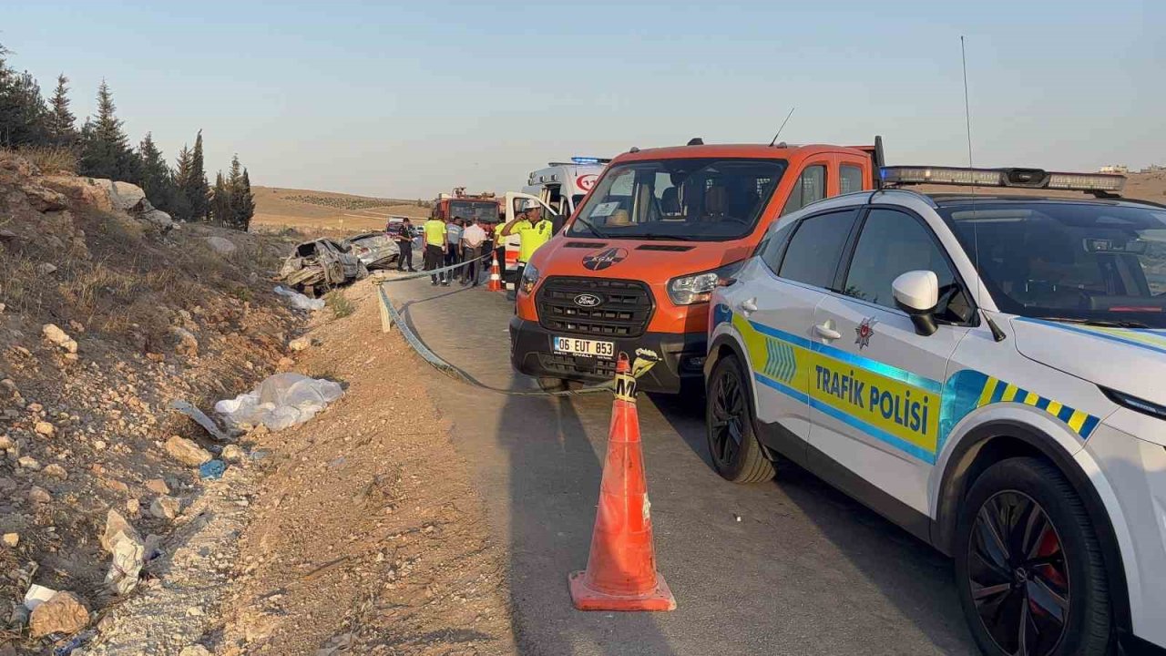 Gaziantep-nizip Karayolunda İki Otomobilin Çarpıştığı Kazada İlk Belirmelere Göre 3 Kişi Hayatını Kaybederken, 3 Kişi De Yaralandı.