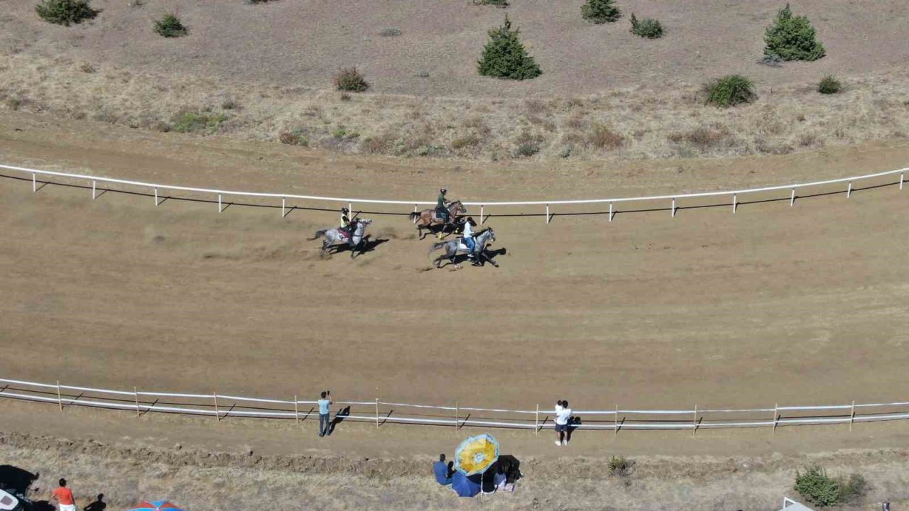 Kastamonu’da Düzenlenen At Yarışlarına Yoğun İlgi