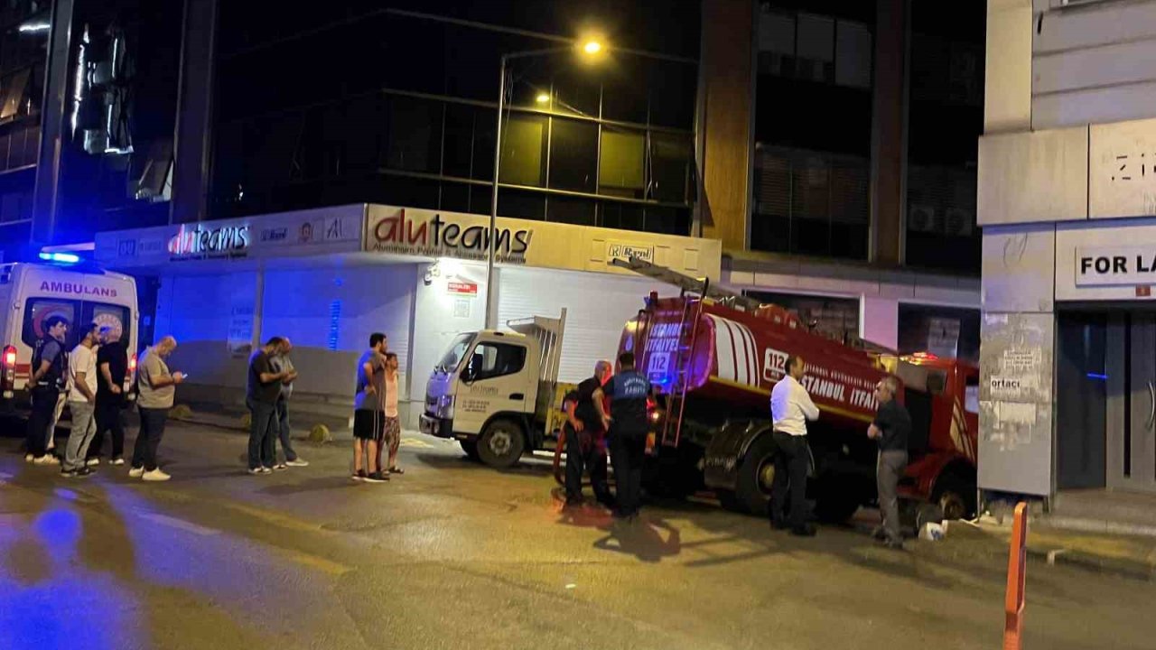 Kağıthane’de 5 Katlı İş Merkezinin Çatısında Yangın Çıktı