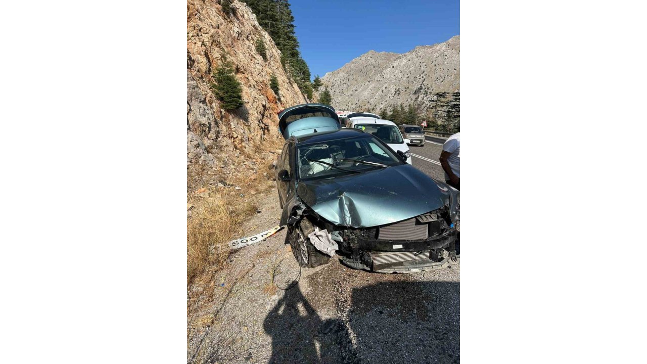 Antalya’da Trafik Kazası; 5 Yaralı