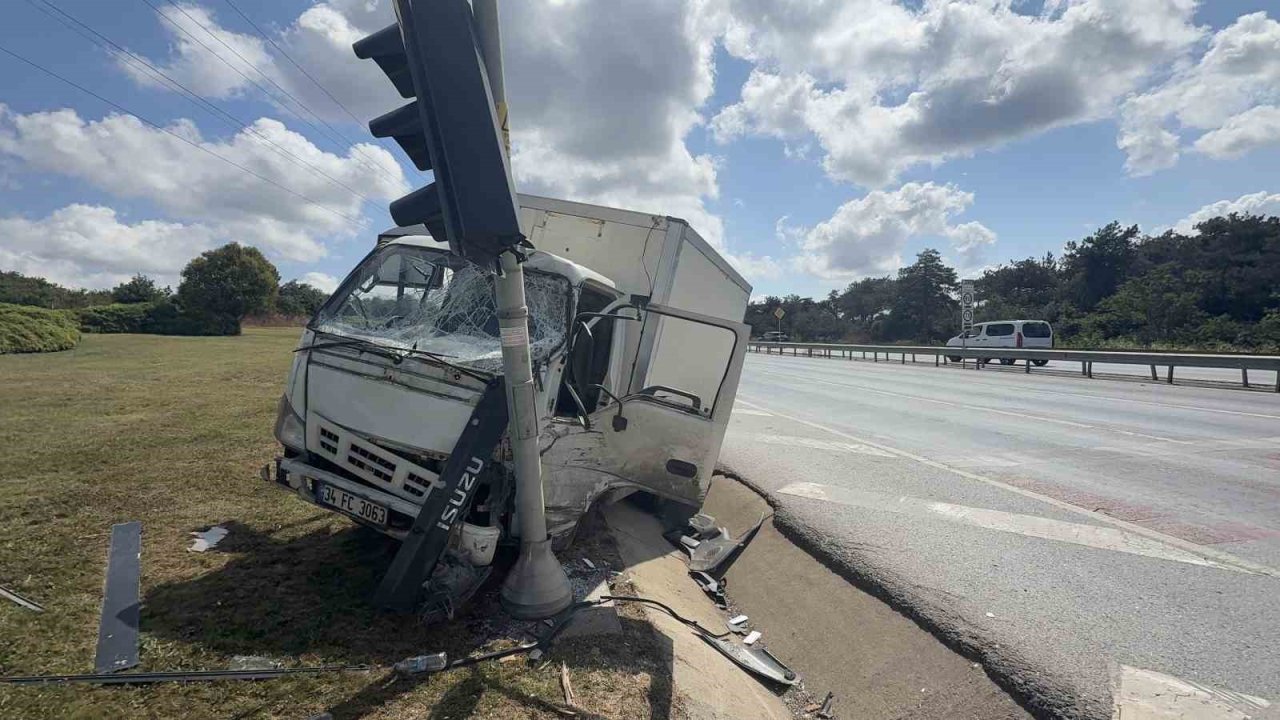 Arnavutköy’de Freni Patlayan Kamyonet Önce Reklam Panolarına Sonra Trafik Işığına Çarptı: 1 Yaralı