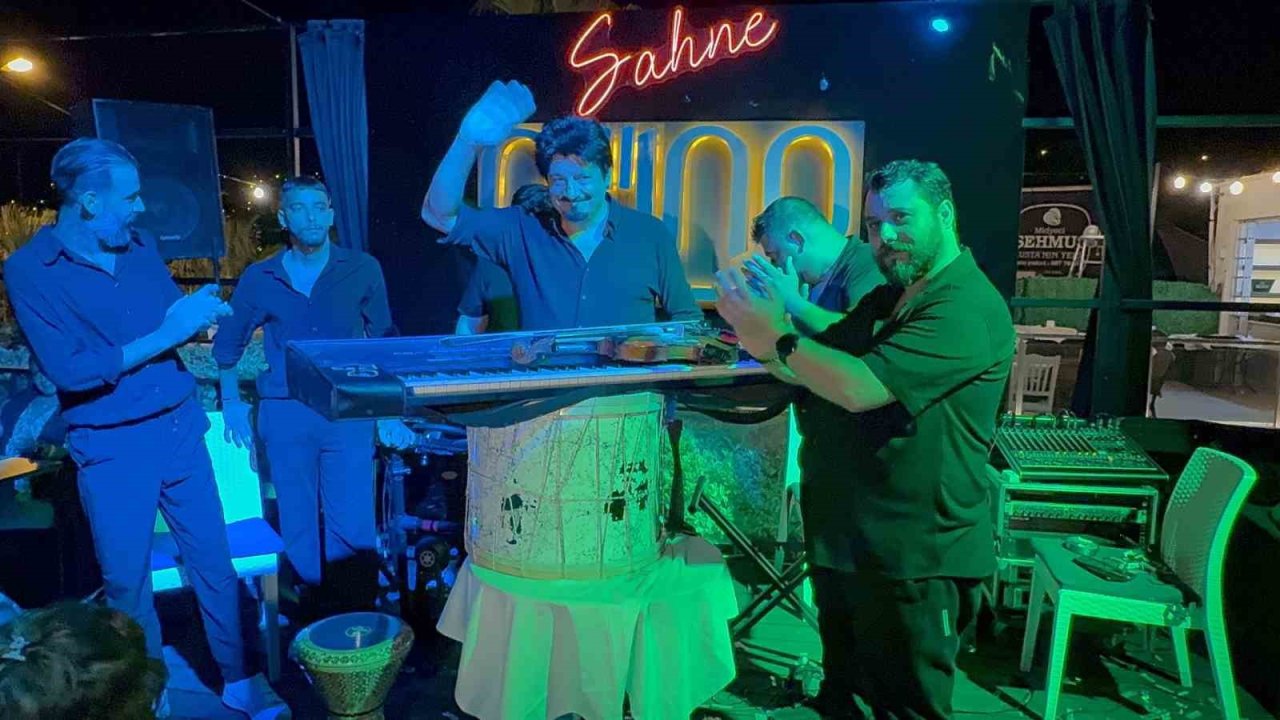 Bodrum’da Sanatçı Baskılara Dayanamayıp Davulunu Kırarak Sahneyi Bıraktı