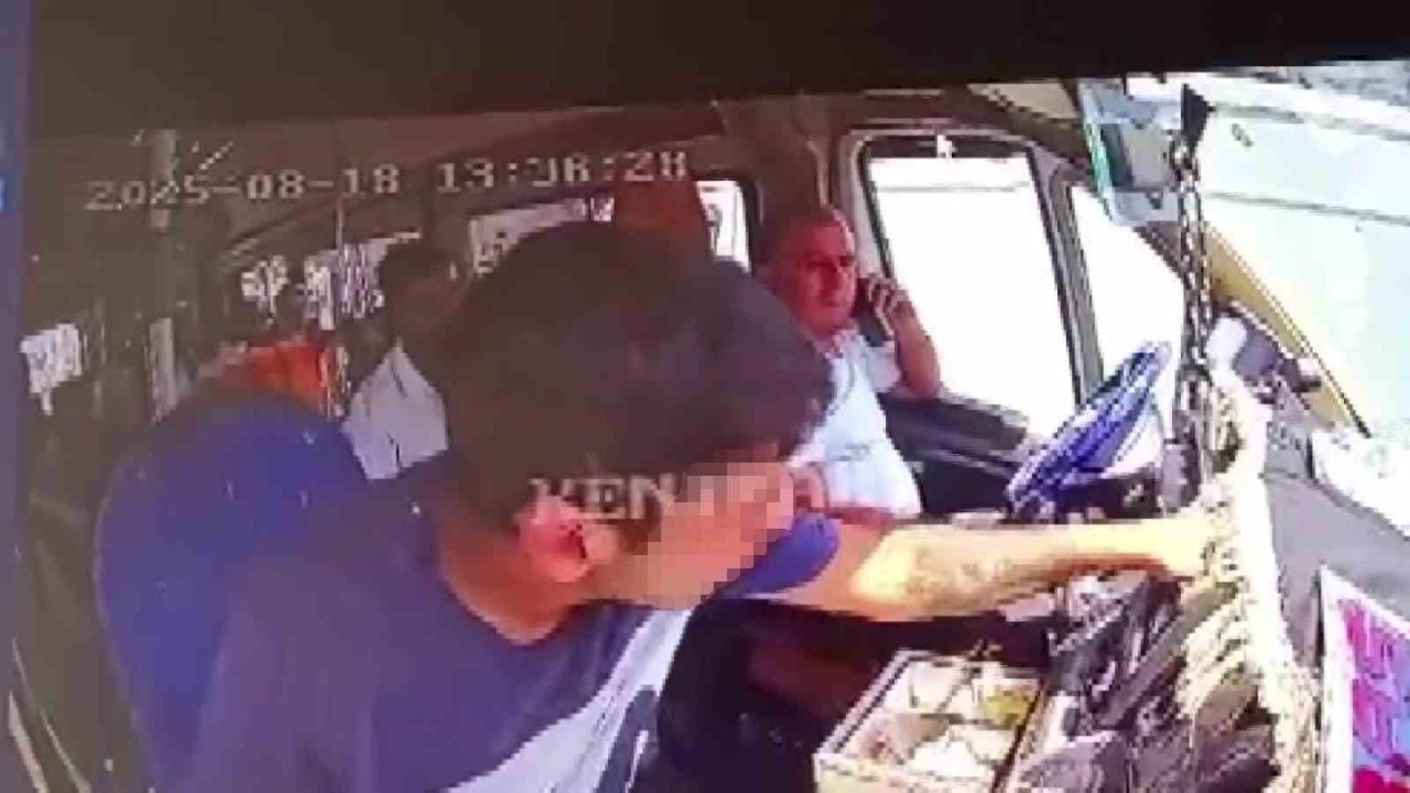 Minibüste Kapkaç: Araç Kırmızı Işıkta Durunca Paraları Alıp Kaçtı