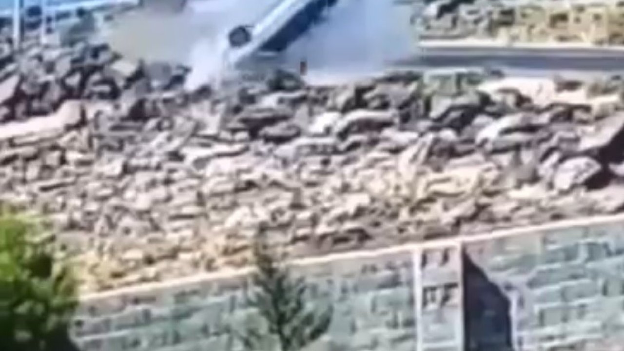 Kayalıklara Çarpan Otomobilin Devrilme Anı Kamerada