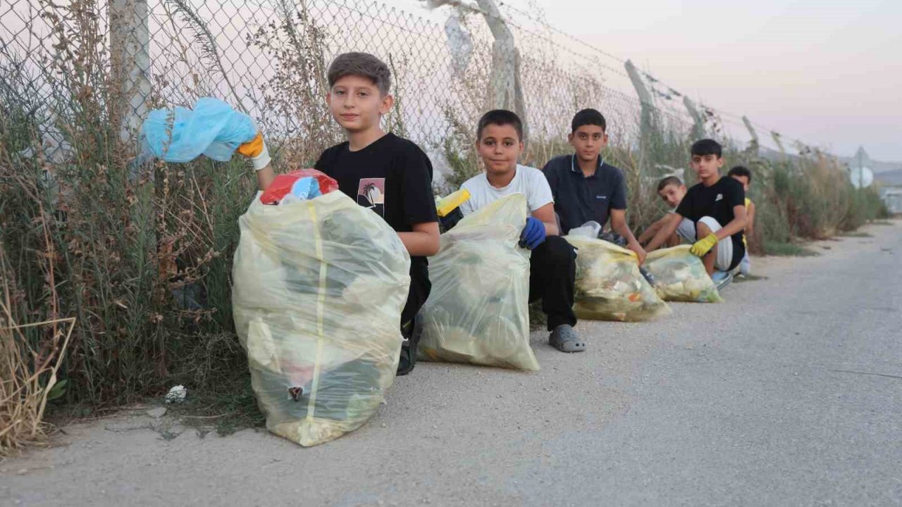 ‘Ben Başladım Sıra Sende’ Sloganıyla Çöp Toplama Hareketini Başlatan Miraç, Her Gün Arkadaşlarıyla Birlikte Temiz Çevre İçin Çöp Topluyor