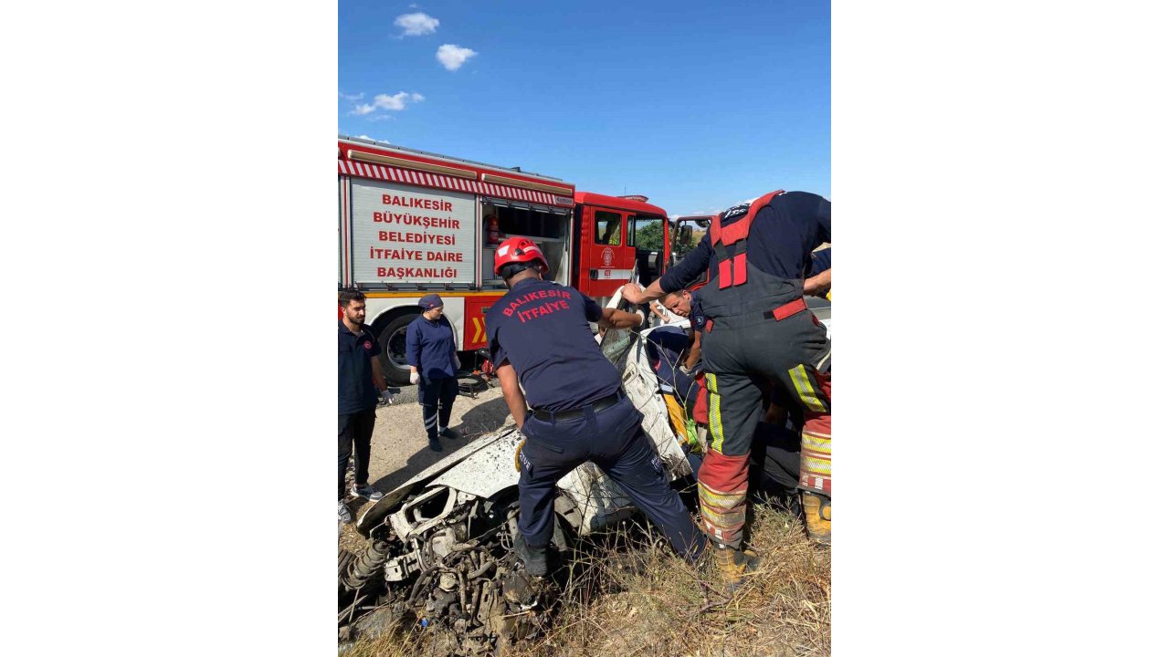 Balıkesir’de Şarampole Uçan Araçta Sıkışan 2 Kişi Yaralandı