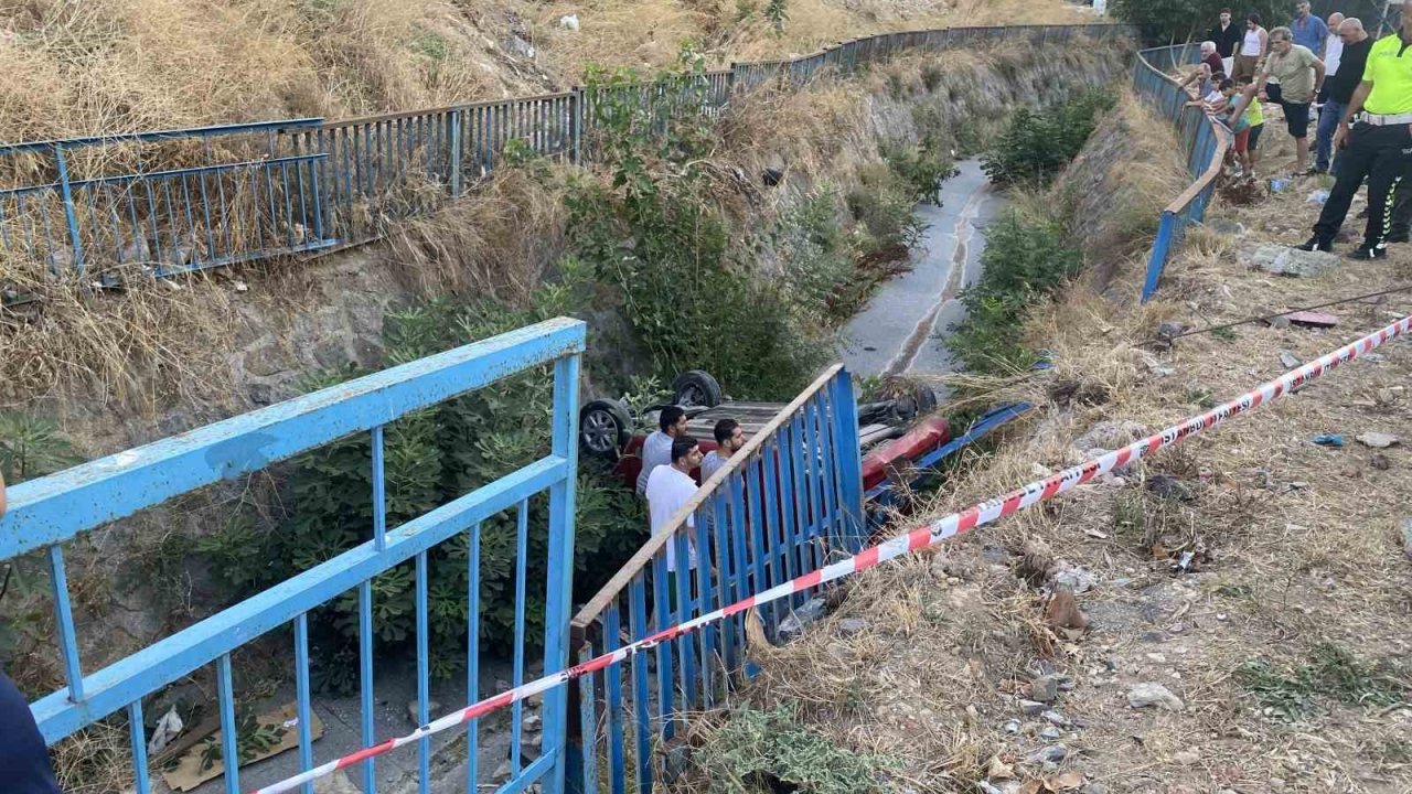 Ümraniye’de Otomobiller Çarpıştı, Araçlardan Biri Dereye Düştü
