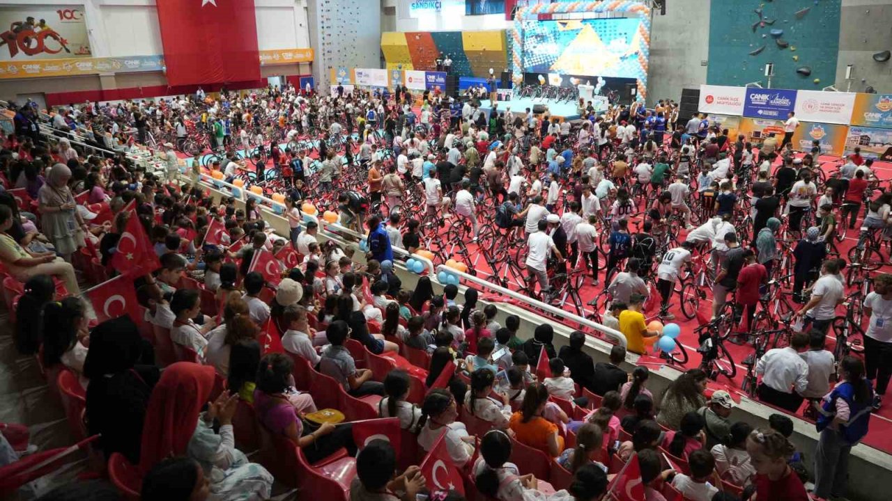 Camiye Giden 4 Bin Çocuk Ve Genç Hediyelerine Kavuştu