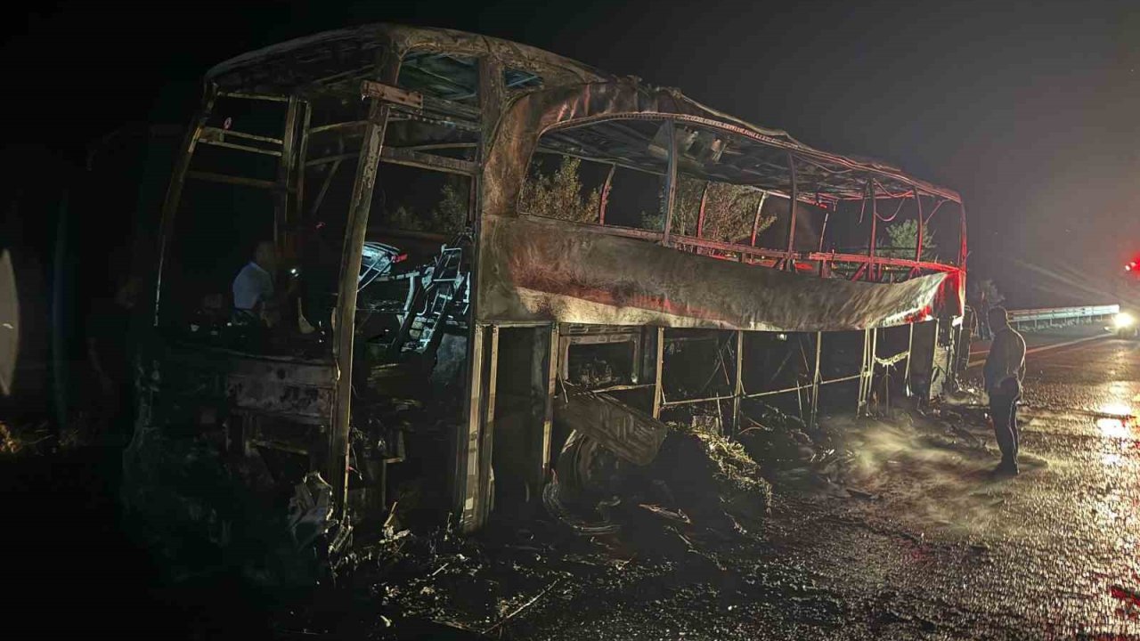 Ankara’da Seyir Halindeki Otobüs Yanarak Kullanılamaz Hale Geldi