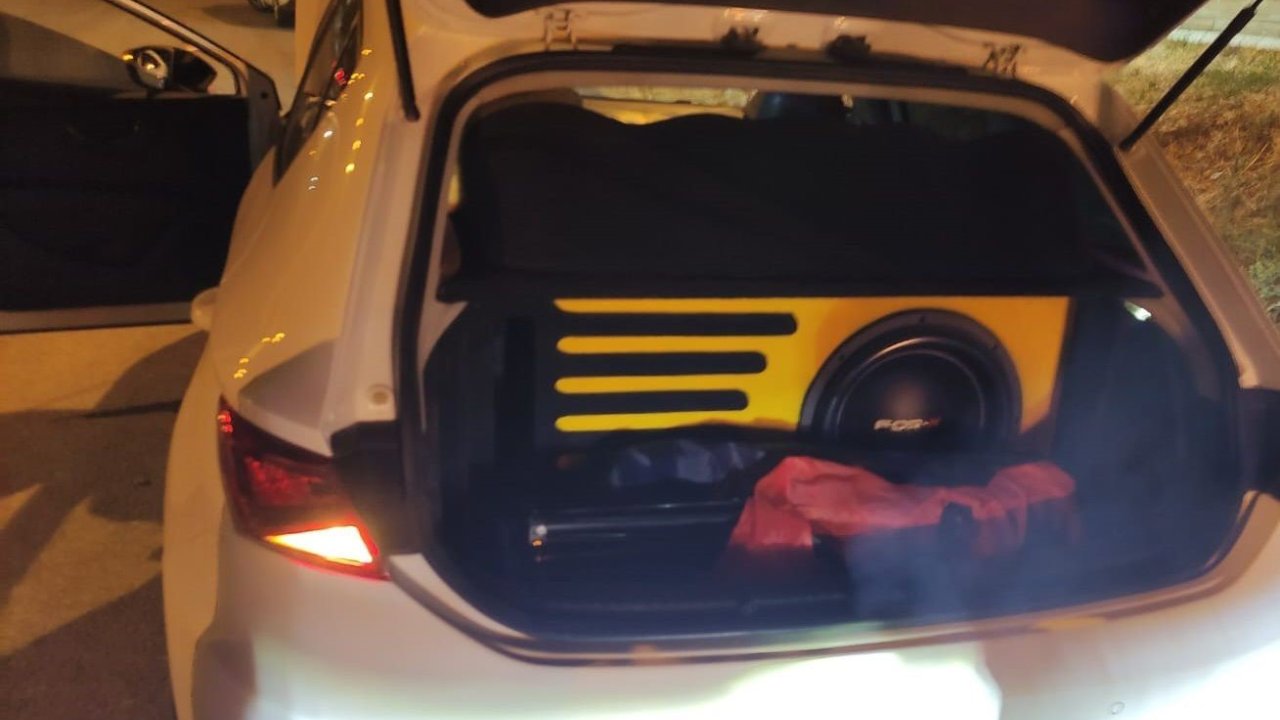 Abartı Egzoz Ve Kurallara Aykırı Cihaz Kullanan Sürücü Trafikten Men Edildi