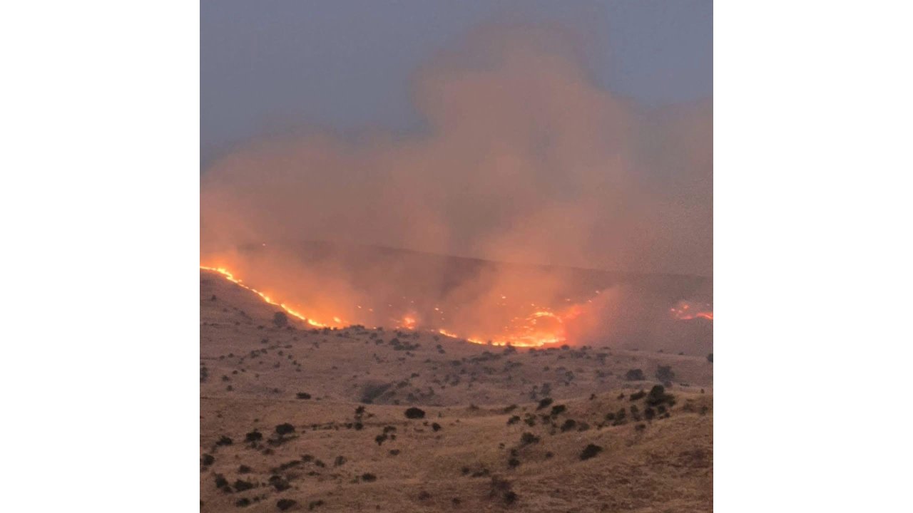 Sivas’ta Örtü Yangınına Ekiplerin Müdahalesi Sürüyor