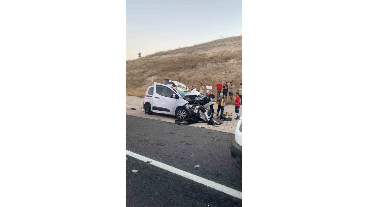 Hafif Ticari Araç Tıra Arkadan Çaptı: 1 Ölü, 1 Yaralı