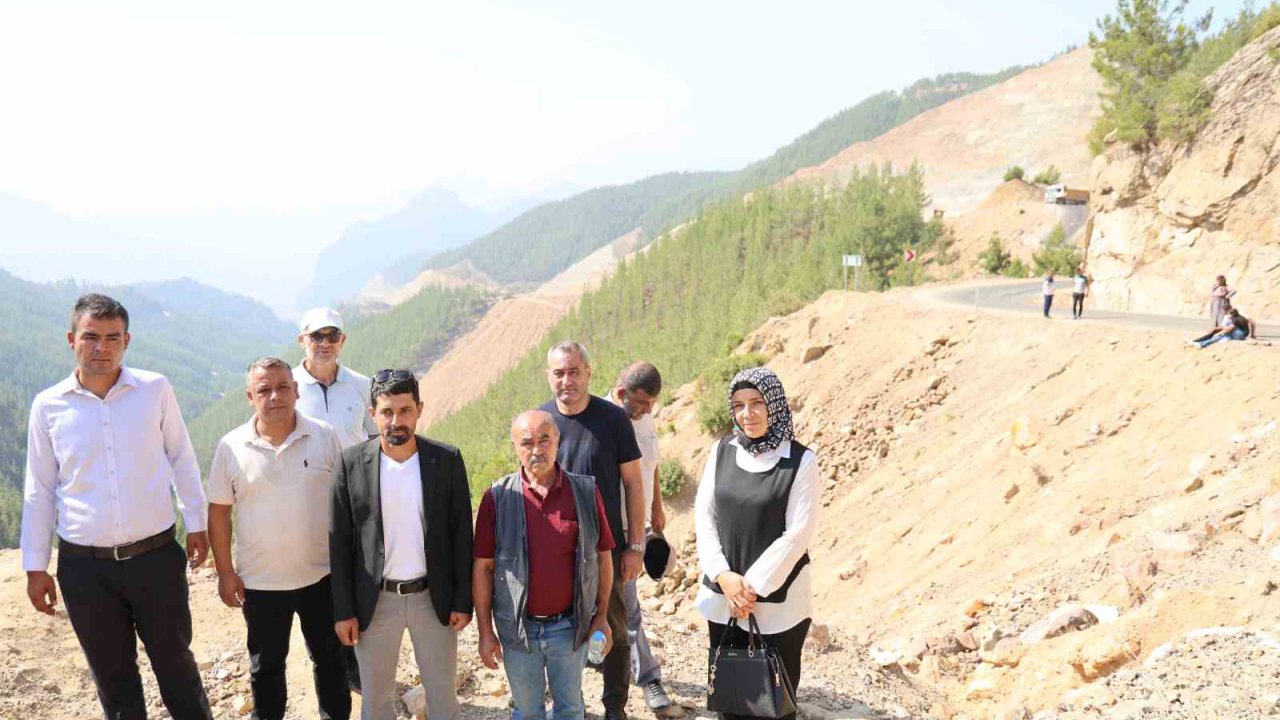 Adana’da 5 Kişinin Öldüğü Yolda, Muhtarlar Nöbet Tutan Ailelere Destek Verdi