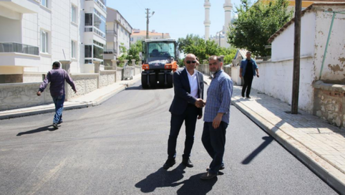 Asfalt çalışmalarını inceledi