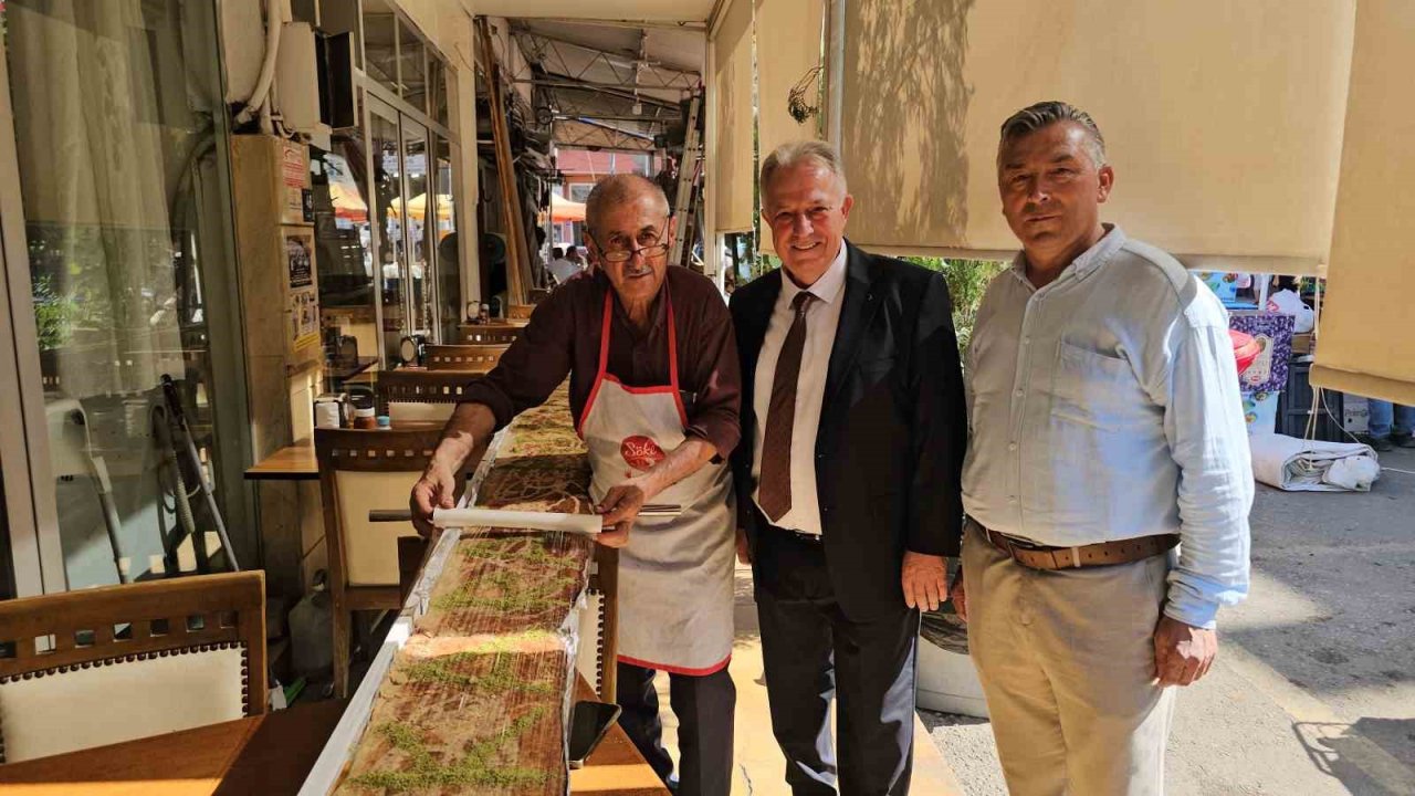 Karacasu’daki Festivalde 13 Buçuk Metrelik Tahinli Pide Yapıldı