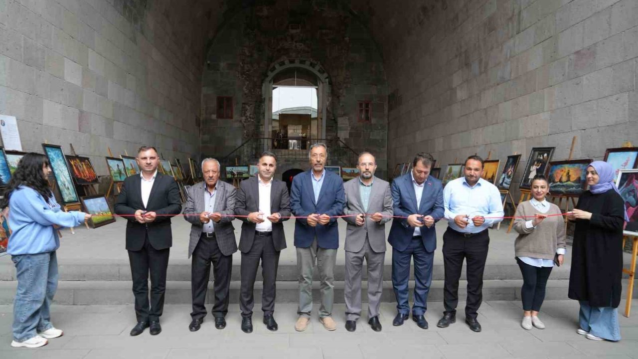 Tarihi Çifte Minareli Medrese’de Resim Sergisi