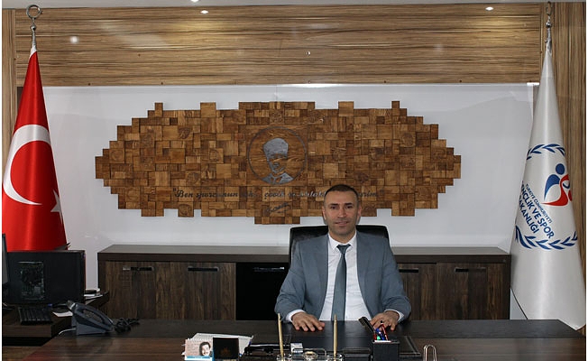 İL MÜDÜRÜ BEBEK’TEN OTURARAK VOLEYBOL TAKIMINA TEBRİK