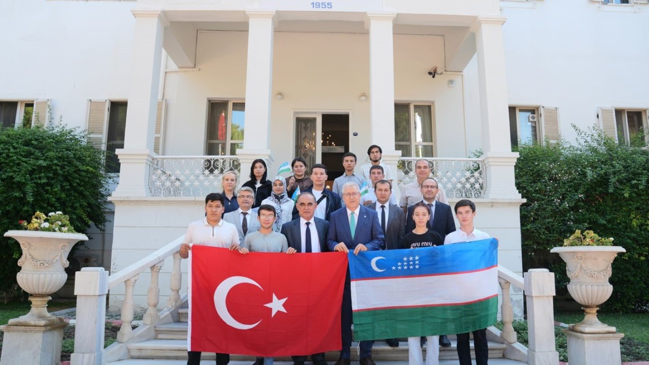 Rektör Prof. Dr. Budak, Özbek Öğrencileri Ağırladı