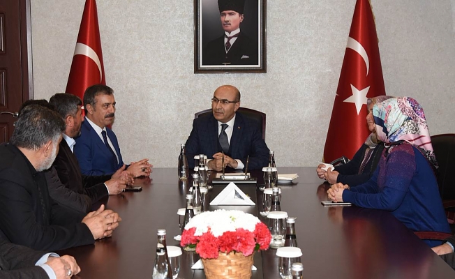 AFRİN’DEKİ MEHMETÇİĞE MORAL İÇİN GİDEN ŞEHİT AİLELERİNDEN VALİ DEMİRTAŞ’A ZİYARET