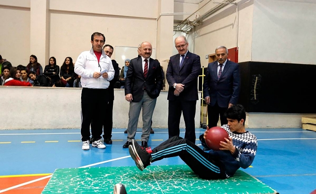 VALİMİZ, GELECEĞİN POLİS VE ASKERLERİNİN HAZIRLANDIĞI HAZIRLIK KURSLARINI ZİYARET ETTİ