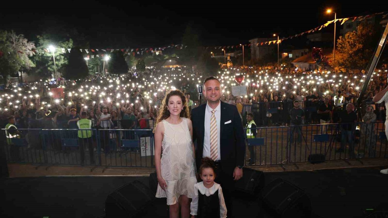 Çivril Elma Festivalinde Cem Adrian Unutulmaz Gece Yaşattı