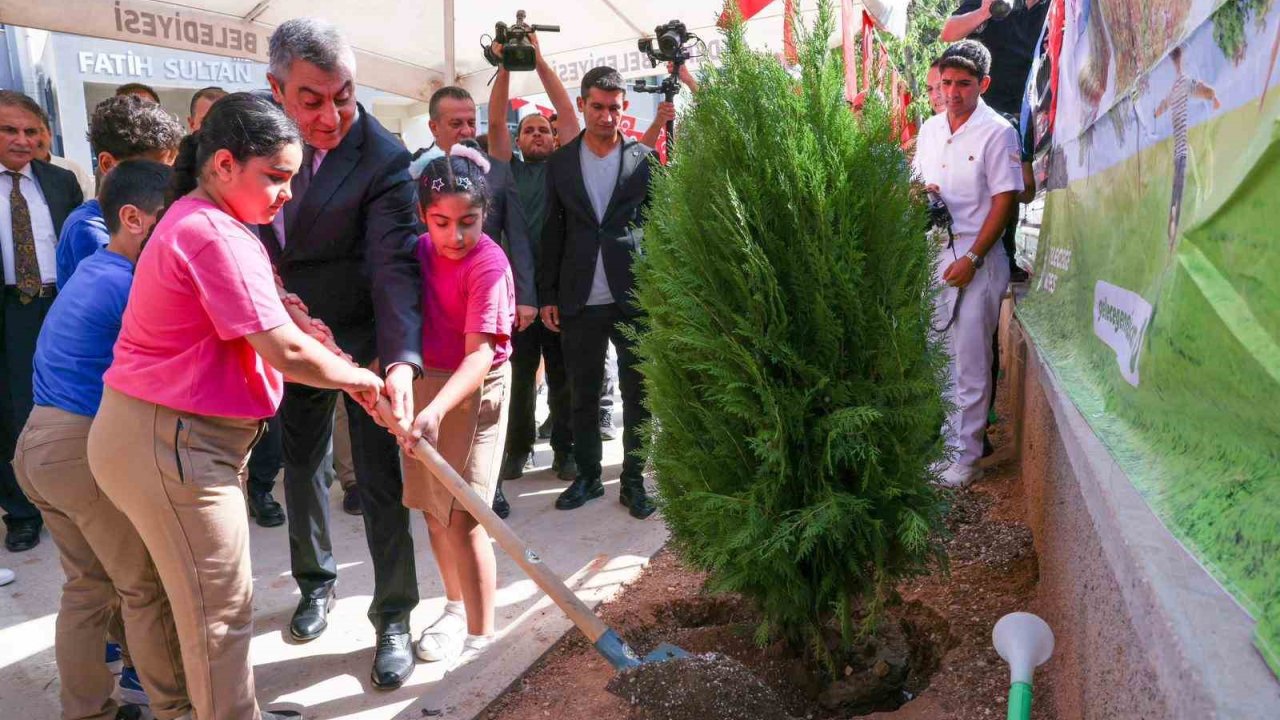 Vali Toros, Öğrencilerle Birlikte Fidan Dikti