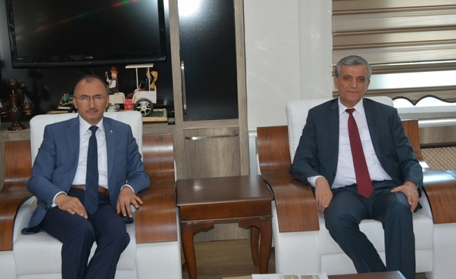 Sn. Valimiz İbrahim Özefe, veda ziyaretleri kapsamında Belediye Başkanımız Sn. Faruk Köksoy’u Makamında ziyaret etti