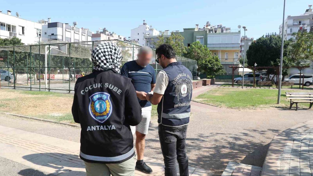 Polisten Okul Çevreleri Ve Servis Araçlarında Sıkı Denetim