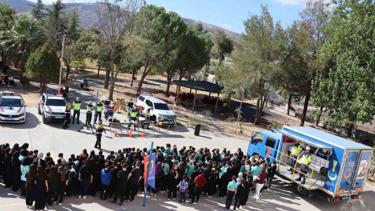 Akhisar’da Öğrencilere Trafik Eğitimi Verildi