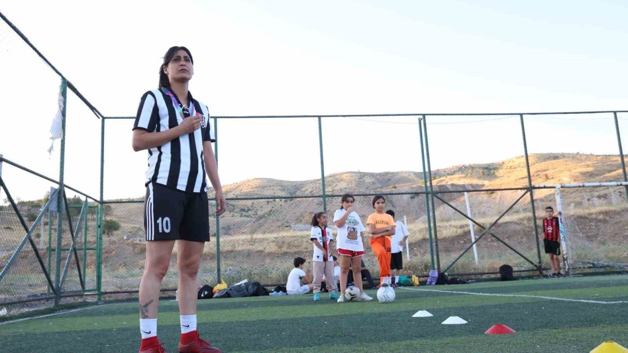 Sinan Kaloğlu’nun Kuzeni Yağmur Bor, Halı Sahaların Gözdesi Oldu