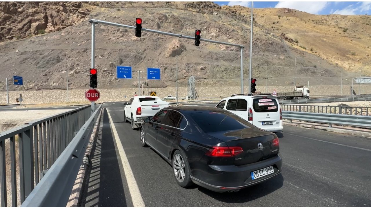 Yeni Köprü’de Yaşanan Trafik Kazalarına Çözüm: Trafik Işıkları Yerleştirildi