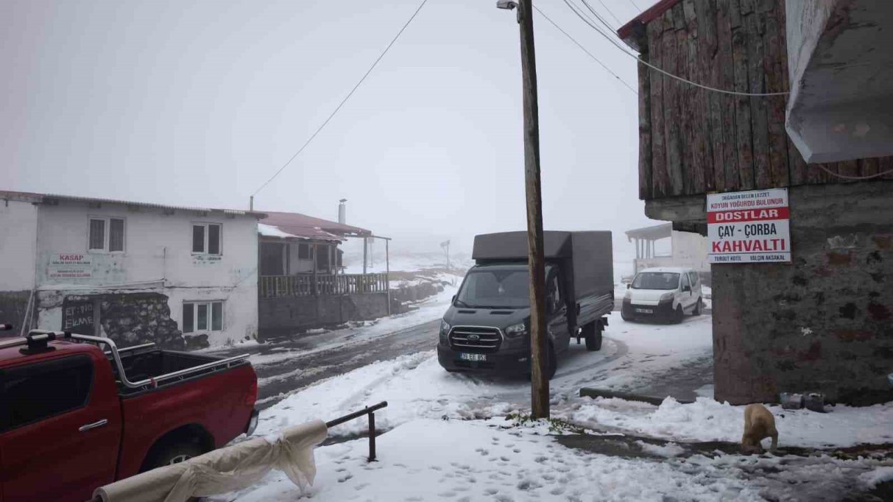 Artvin’in Vadilerini Sel, Yaylalarını Kar Vurdu