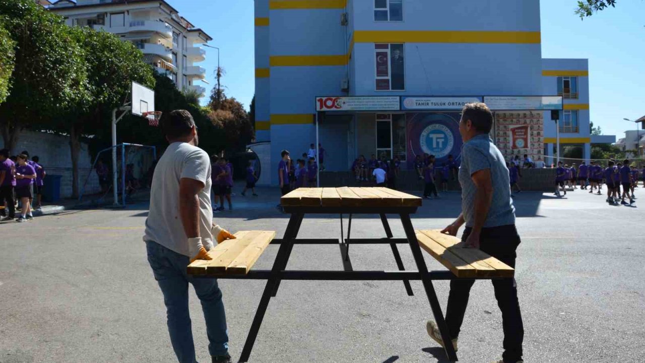 Büyükşehir’den Kurumlara Bank Ve Piknik Masası Desteği