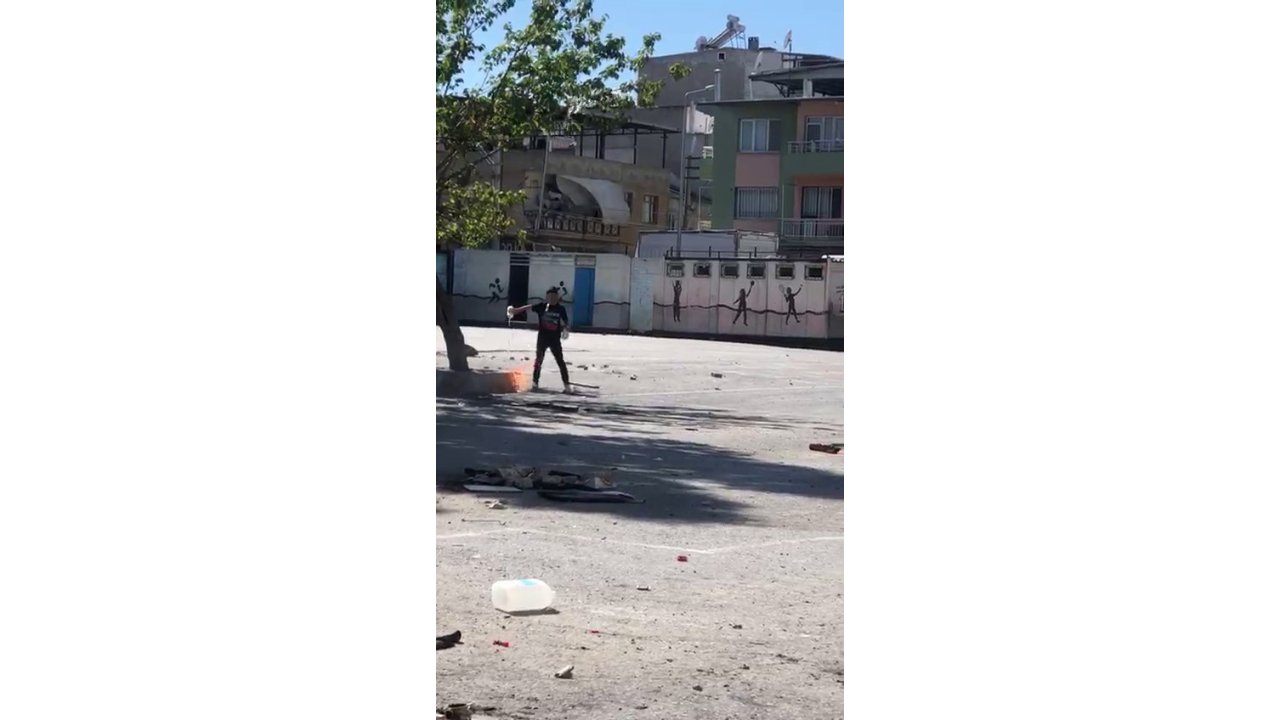 Okulun Camlarını Kırdılar, Bahçesinde Ateş Yaktılar
