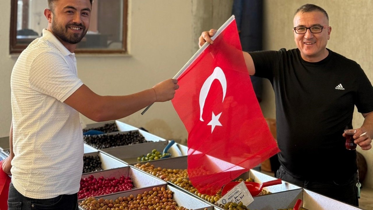 Hisarcık Ak Gençlikten Üye Kaydı Ve Esnafa Türk Bayrağı Dağıtımı