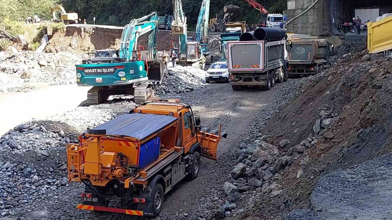 Sel Ve Heyelanlar Nedeniyle 3 Gündür Kapalı Olan Çamlıhemşin-ayder Karayolu Ulaşıma Açıldı