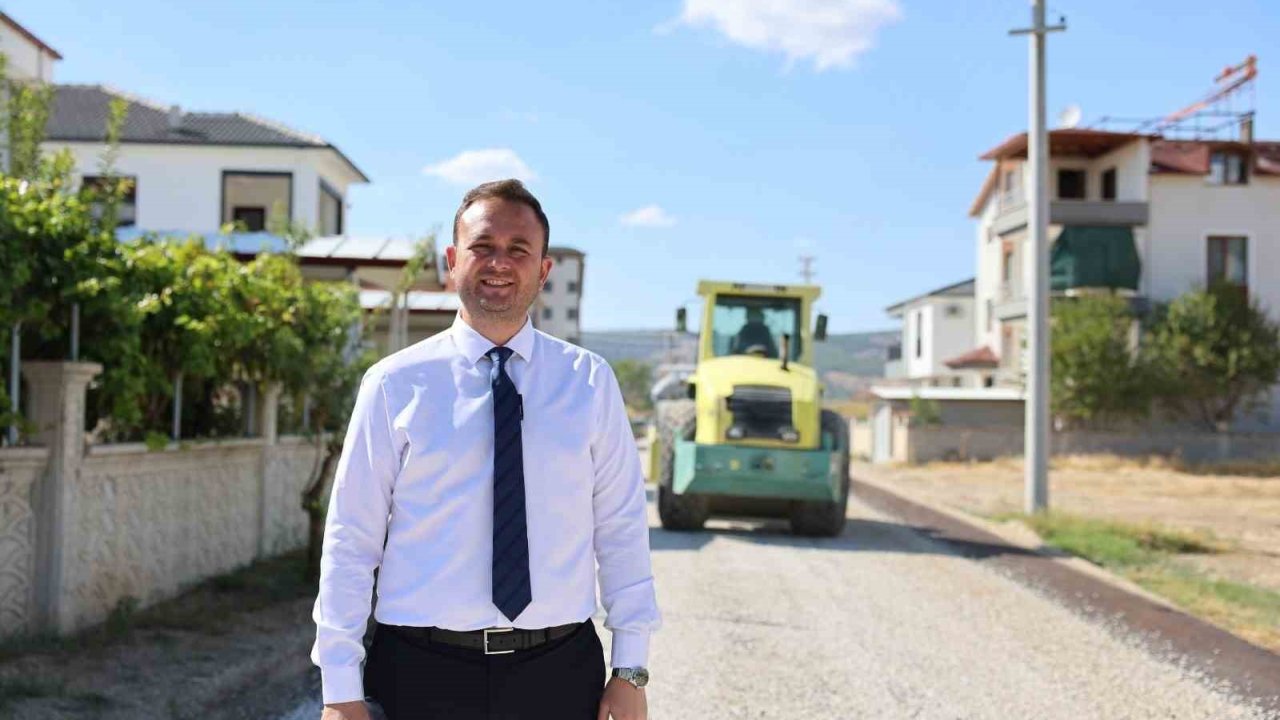 Başkan Dere Direksiyona Geçip Çivril’nin İki Mahallesinde Asfalt Çalışmasını Noktaladı