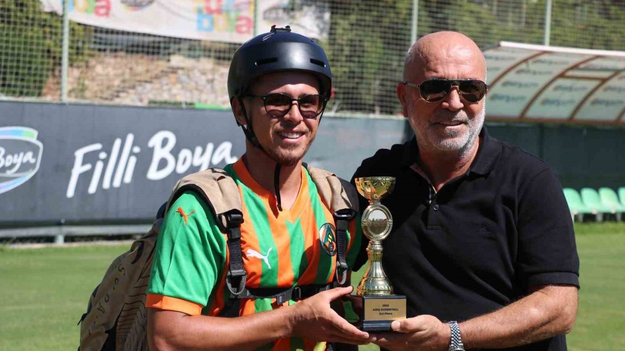 Dünya Üçüncülüğü Kupası İle Alanyaspor Tesislerine Paraşütle İndi, Kupayı Başkan Çavuşoğlu’na Takdim Etti