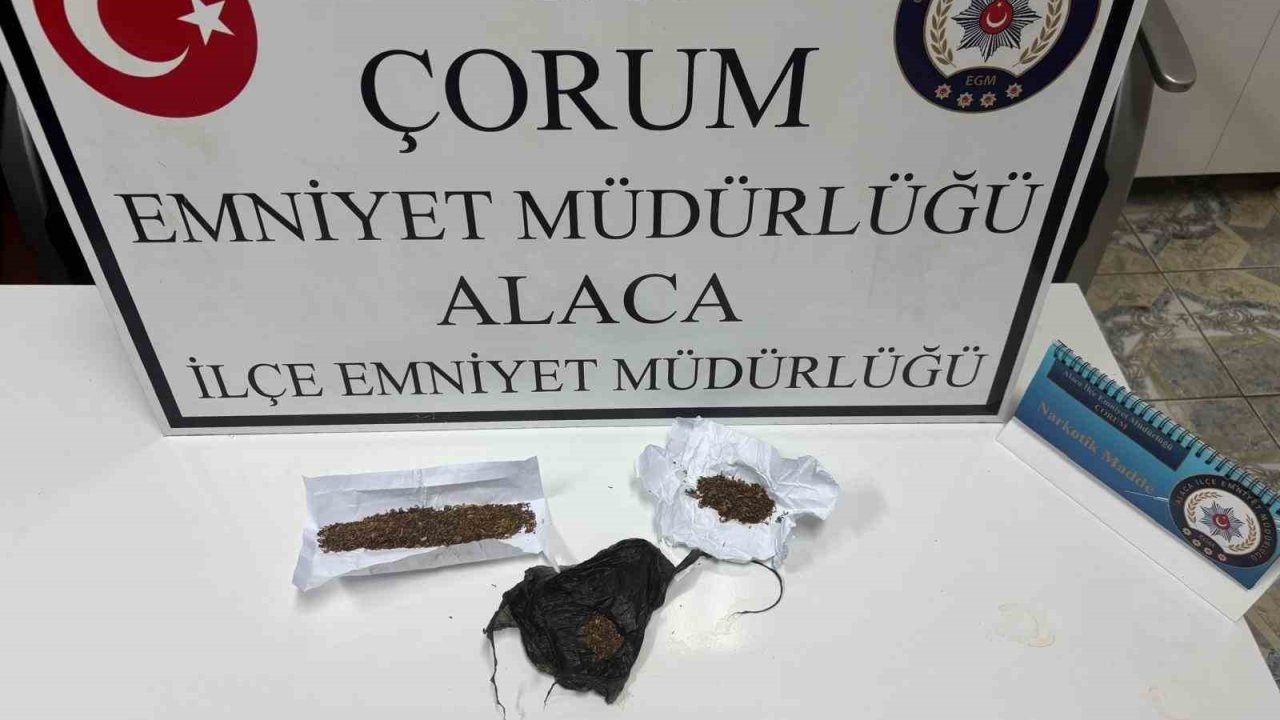 Polis Ekiplerini Görüncü Uyuşturucuyu Aracın Camından Dışarı Attılar