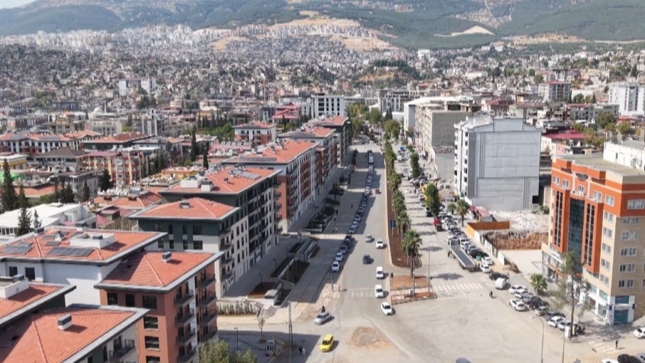 Deprem Öncesi Ve Sonrası Bir Şehrin Değişimi: Yıkılan Yapıların Yerine Yeni Projeler Yükseliyor