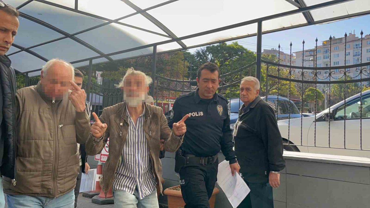 Yaşlı Adamı Darp Eden Şahıs Adliye Girişinde Gazetecilere Kendini Savundu