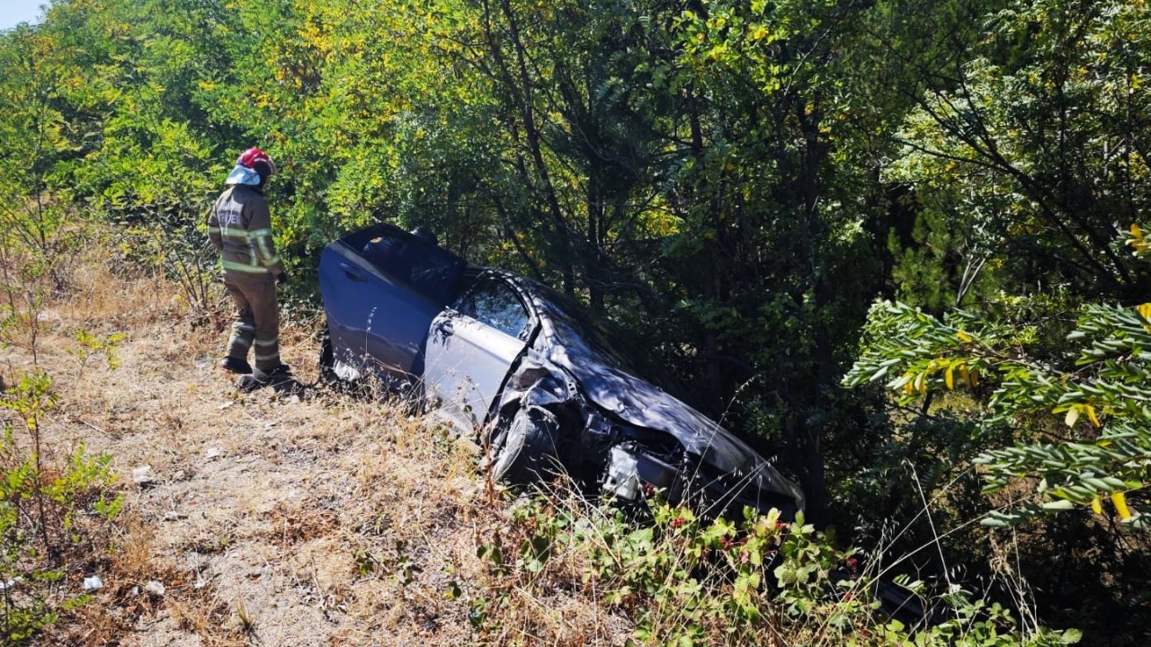 Şarampole Uçan Otomobildeki 3 Kişi Yaralandı
