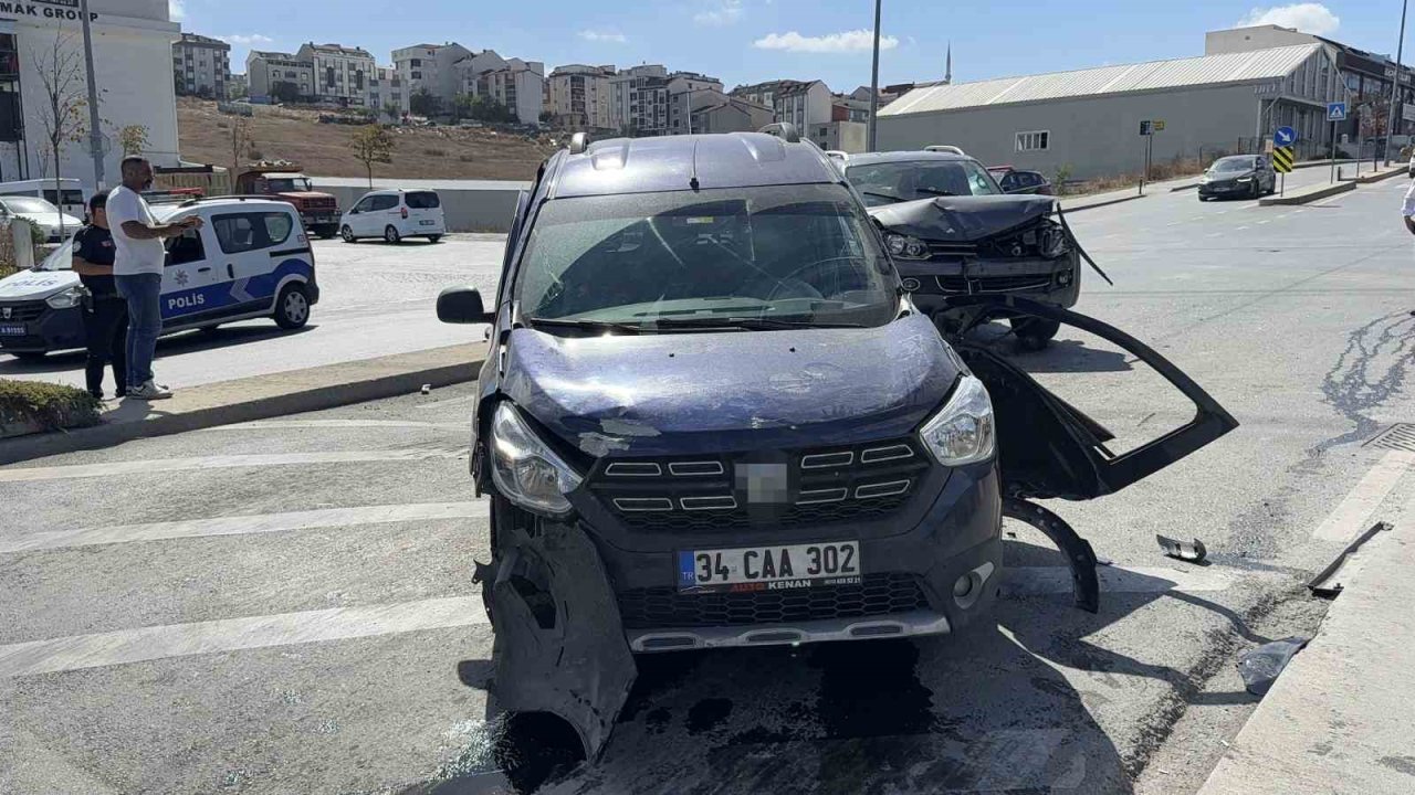 Arnavutköy’de İki Araç Çarpıştı: 1 Yaralı