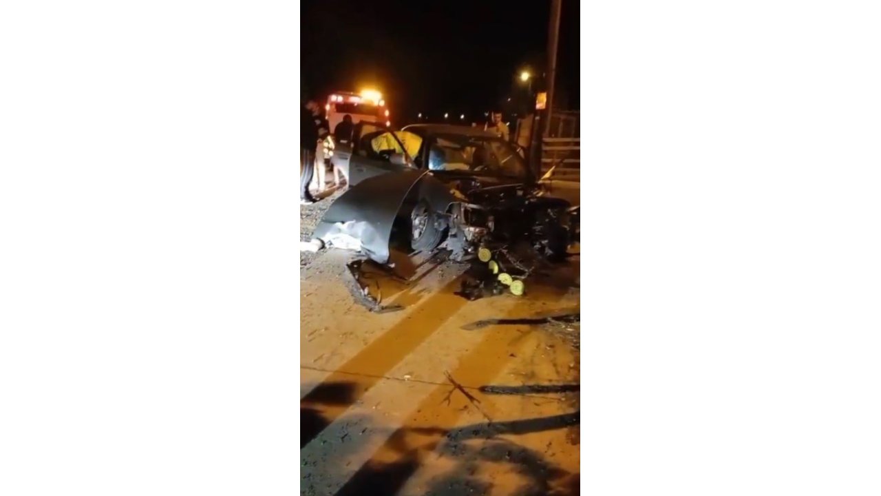 Direksiyon Hakimiyetini Kaybetti Önce Eve Sonra Direğe Çarptı: 1’i Ağır 3 Yaralı