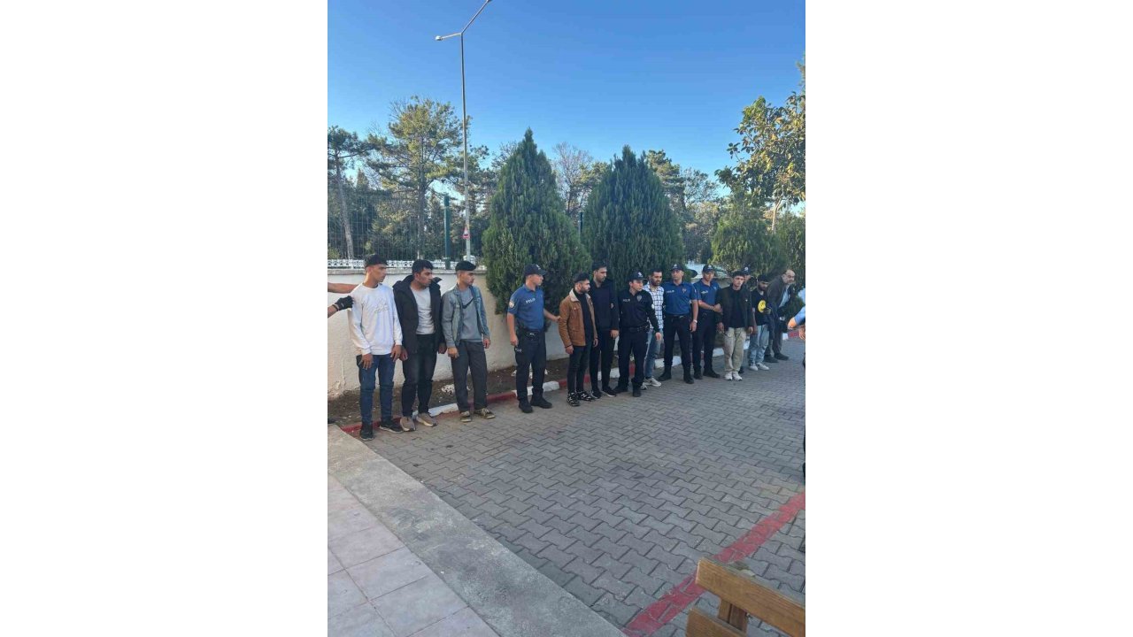 Edirne’de Kamyonette 15 Kaçak Göçmen Yakalandı