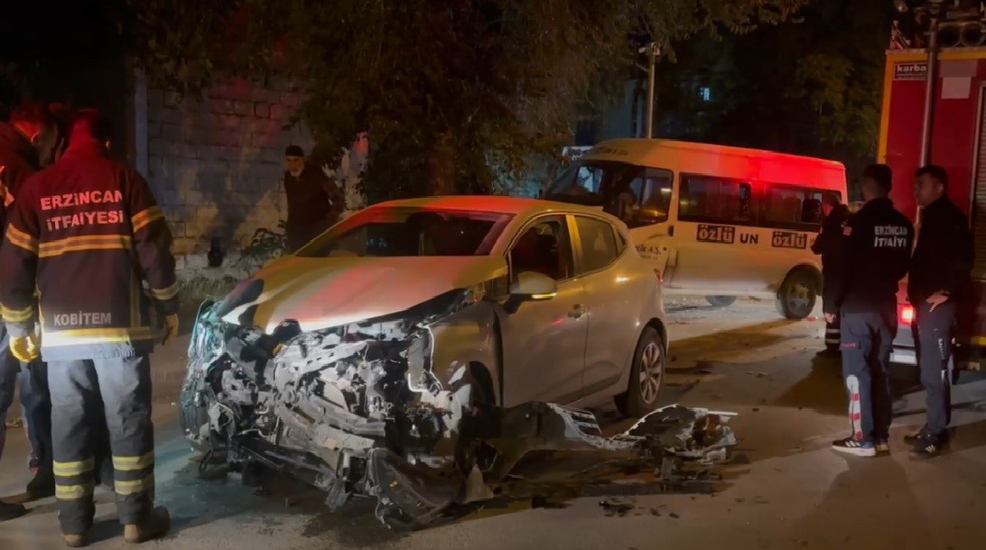 Minibüs İle Otomobil Çarpıştı: Ağaca Çarparak Durabildi!