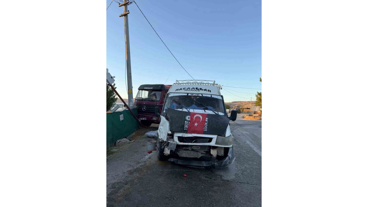 Tarım İşçilerini Taşıyan Minibüsle Kamyon Çarpıştı: 20 Yaralı