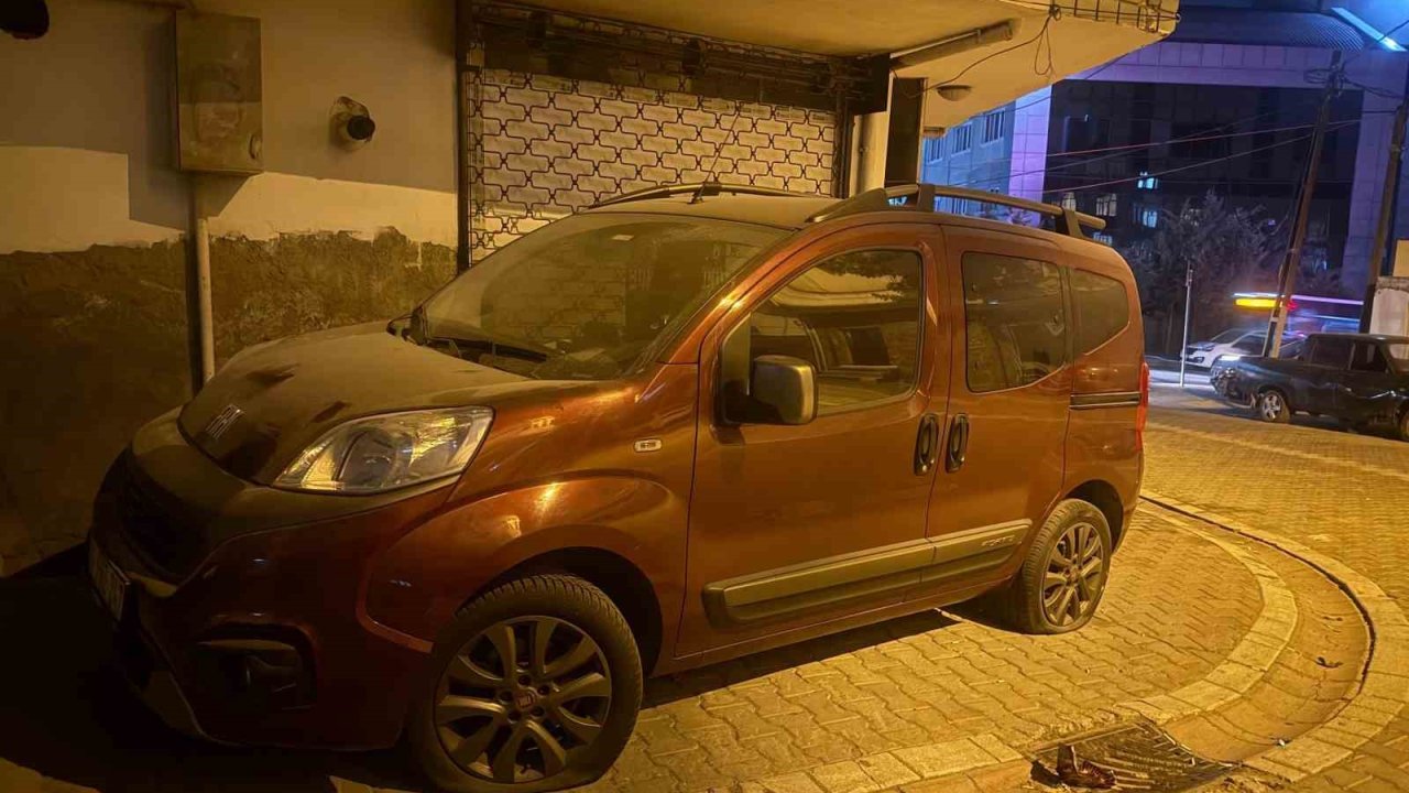 Esenyurt’ta 2 Motosikletli Araçların Lastiklerini Patlattı: O Anlar Kamerada