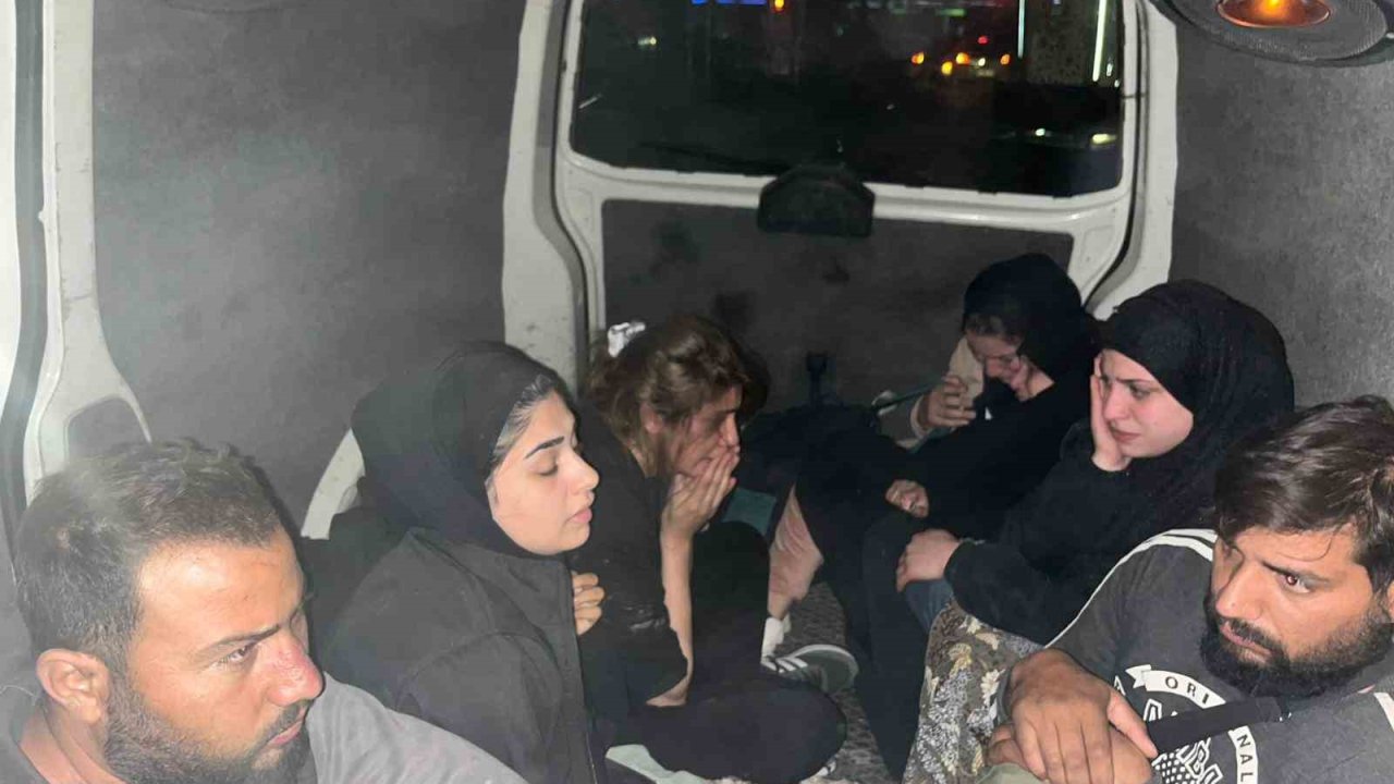 Polisten Kaçarak 2 Araca Çarpan Minibüsten 11 Kaçak Göçmen Çıktı