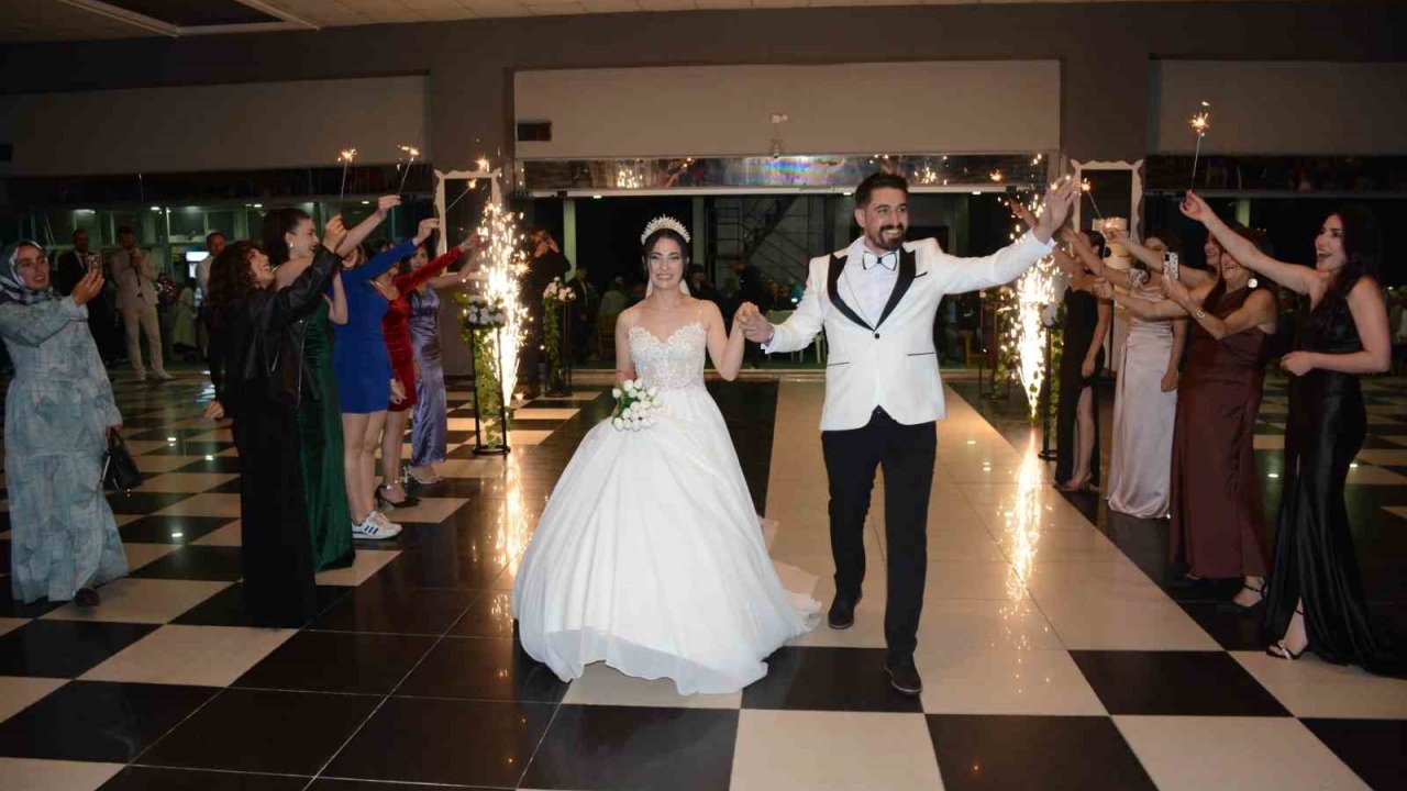 Damadın Arkadaşlarından Geline Ağırlığınca Para